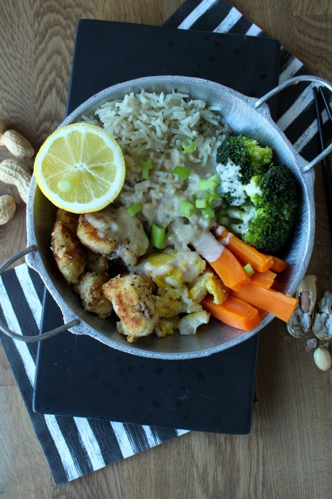 Gebratener Reis - Bowl mit Kokos-Hähnchen und Erdnusssoße