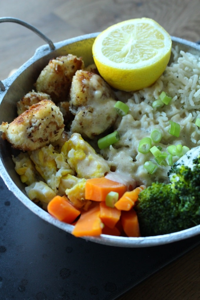 Gebratener Reis - Bowl mit Kokos-Hähnchen und Erdnusssoße