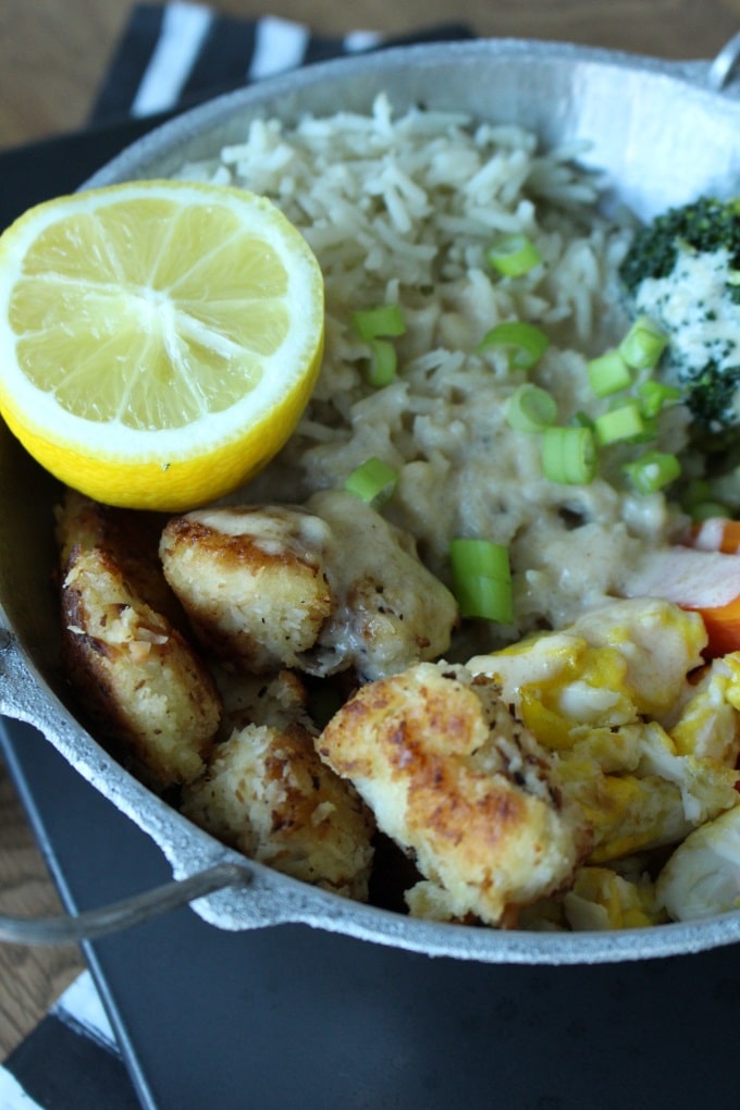 Gebratener Reis - Bowl mit Kokos-Hähnchen und Erdnusssoße