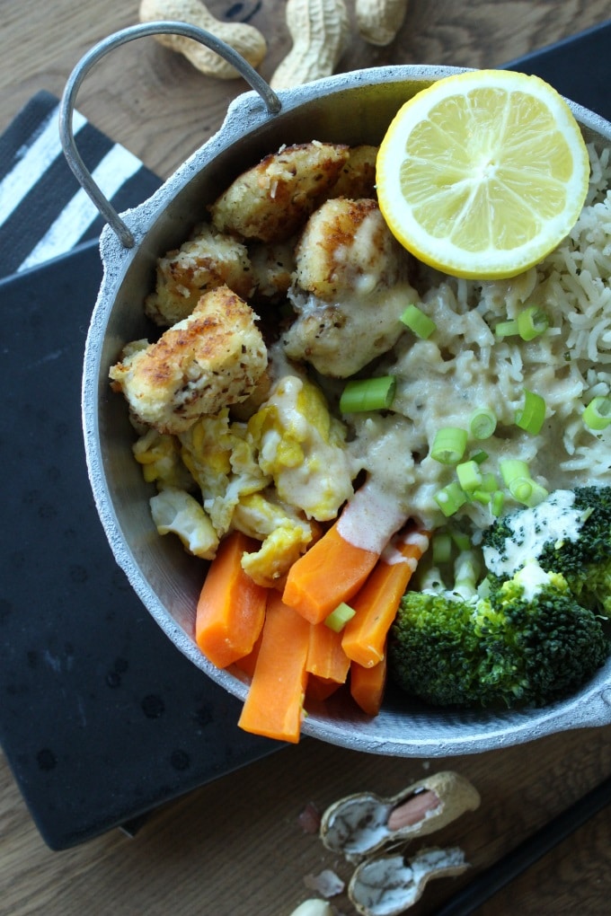 Gebratener Reis - Bowl mit Kokos-Hähnchen und Erdnusssoße