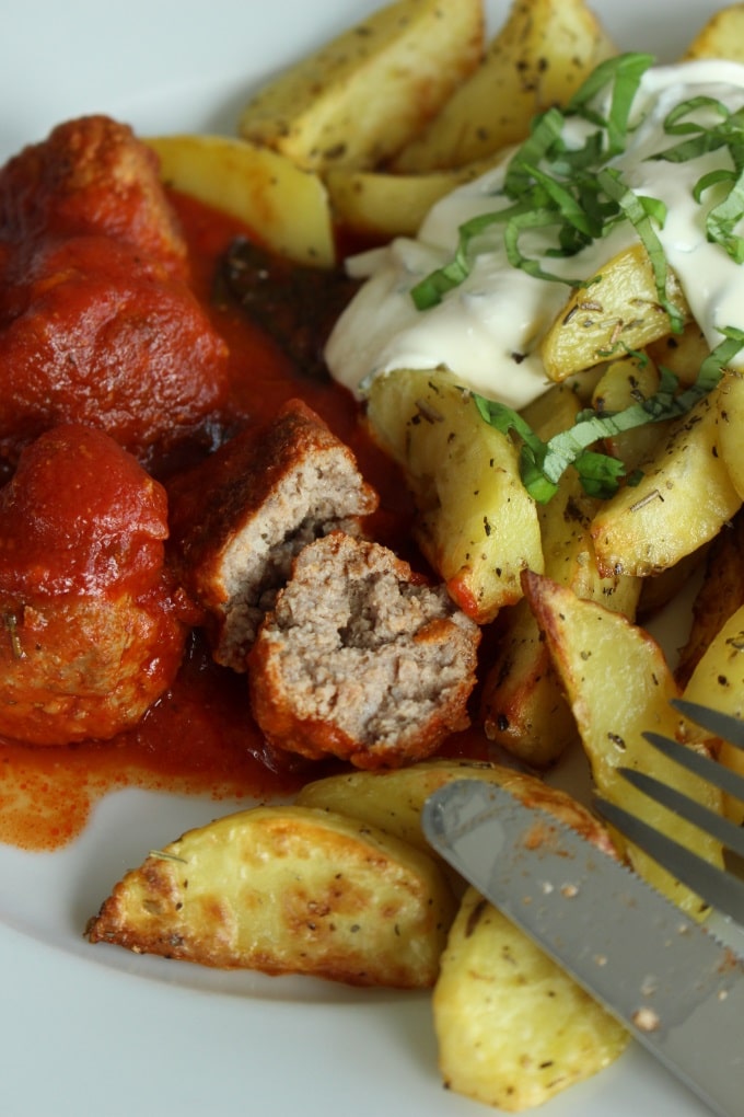 Mediterrane Hackbällchen mit Oregano-Kartoffeln und Basilikum-Dip