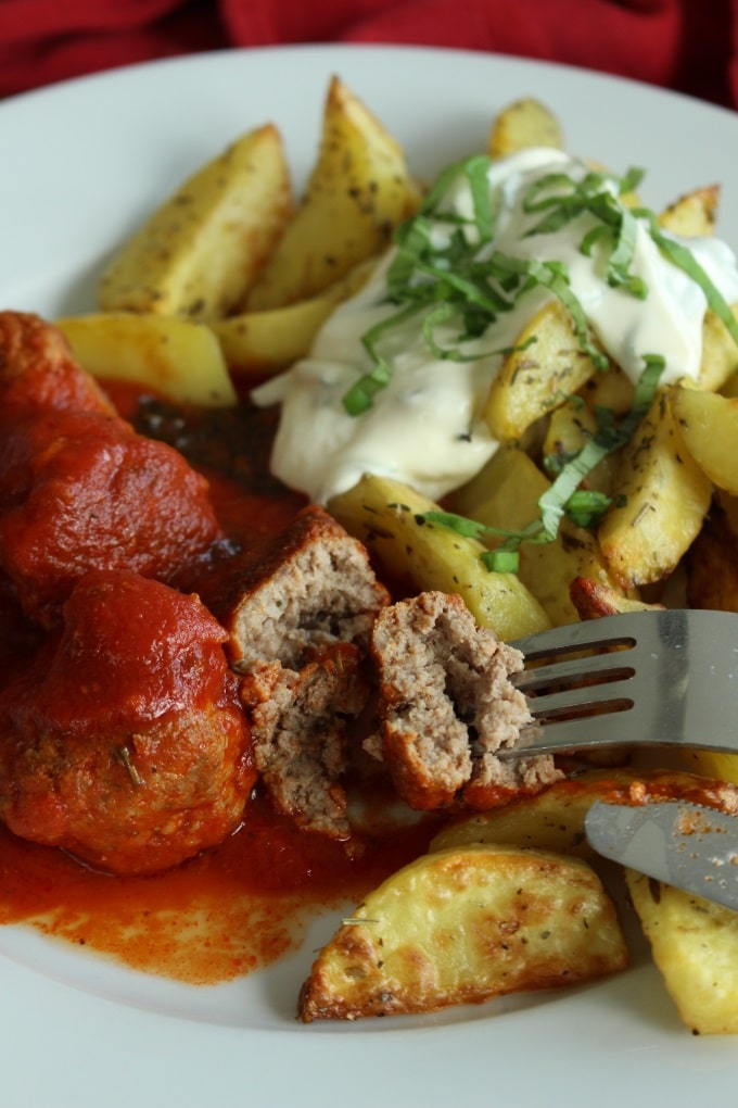 Mediterrane Hackbällchen mit Oregano-Kartoffeln und Basilikum-Dip