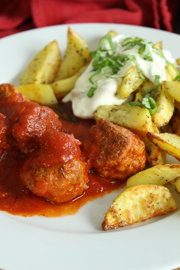 Mediterrane Hackbällchen mit Oregano-Kartoffeln und Basilikum-Dip