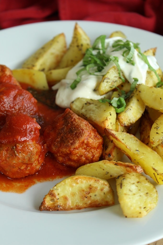 Mediterrane Hackbällchen mit Oregano-Kartoffeln und Basilikum-Dip