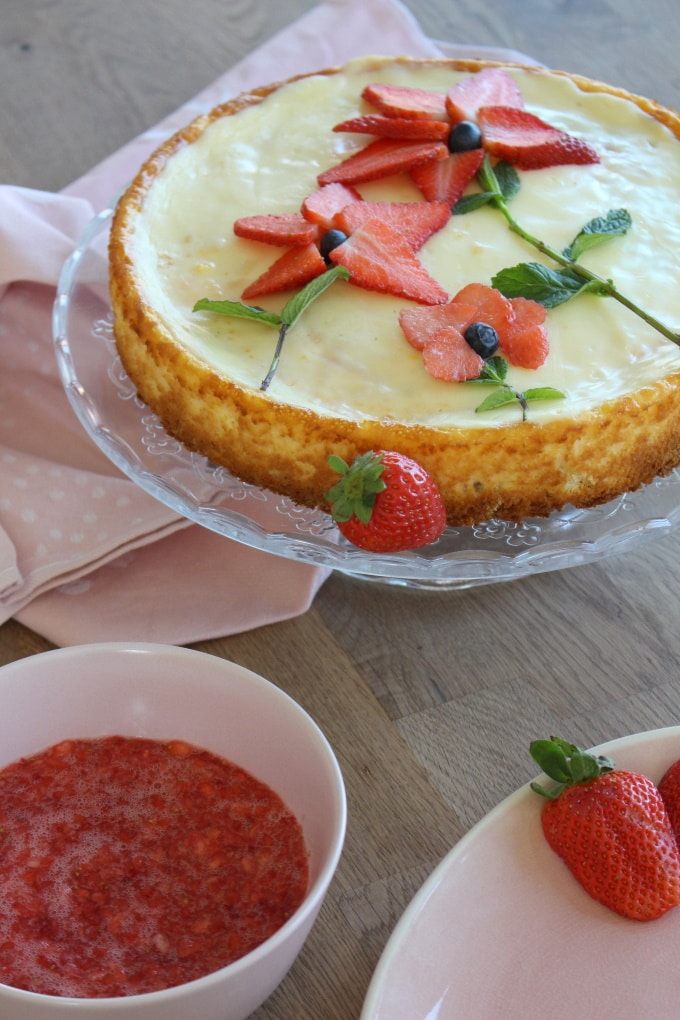 New York Cheesecake mit Erdbeersauce