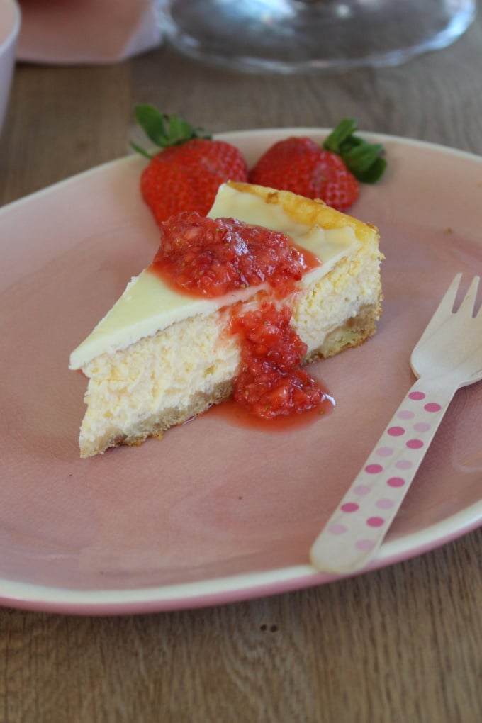 Cremiger New York Cheesecake mit Erdbeersauce