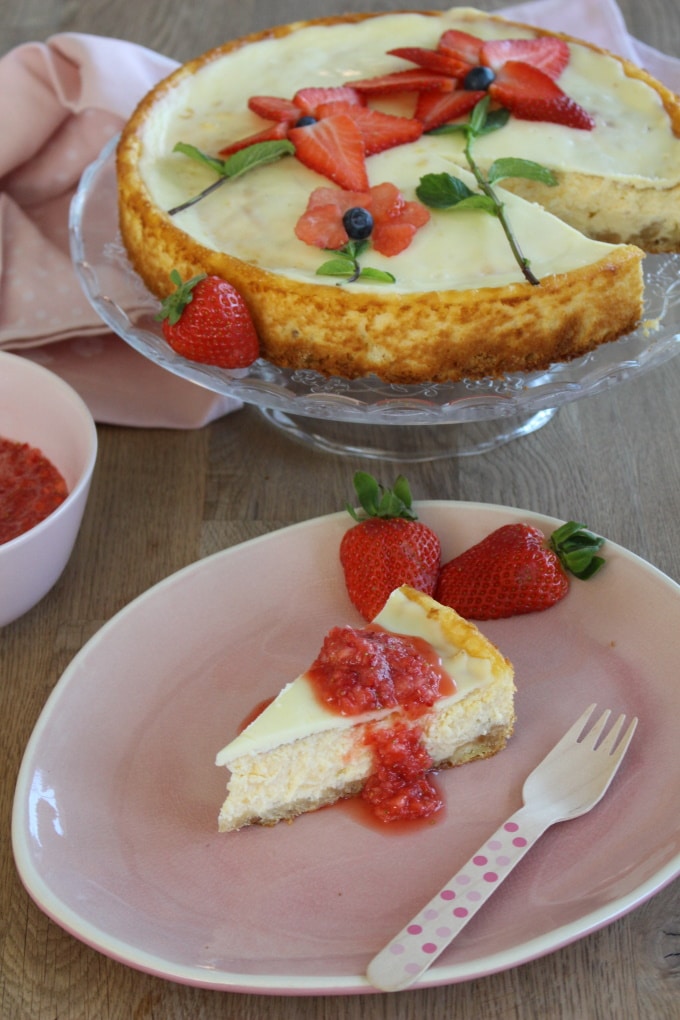 New York Cheesecake mit Erdbeersauce