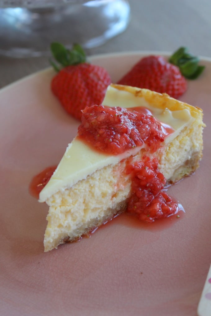 New York Cheesecake mit Erdbeersauce