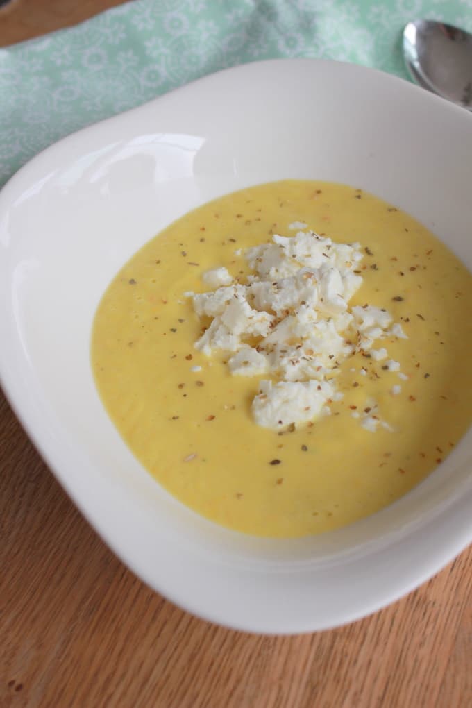 Gelbe Zucchinicremesuppe mit Feta für alle am gemeinsamen Tisch