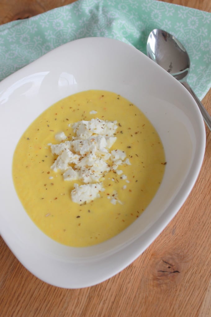 Gelbe Zucchinicremesuppe mit Feta