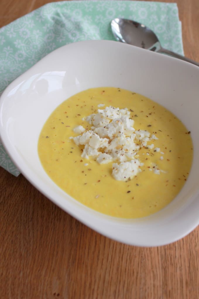 Gelbe Zucchinicremesuppe mit Feta