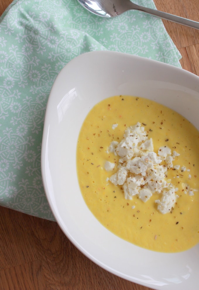 Gelbe Zucchinicremesuppe mit Feta für alle am gemeinsamen Tisch