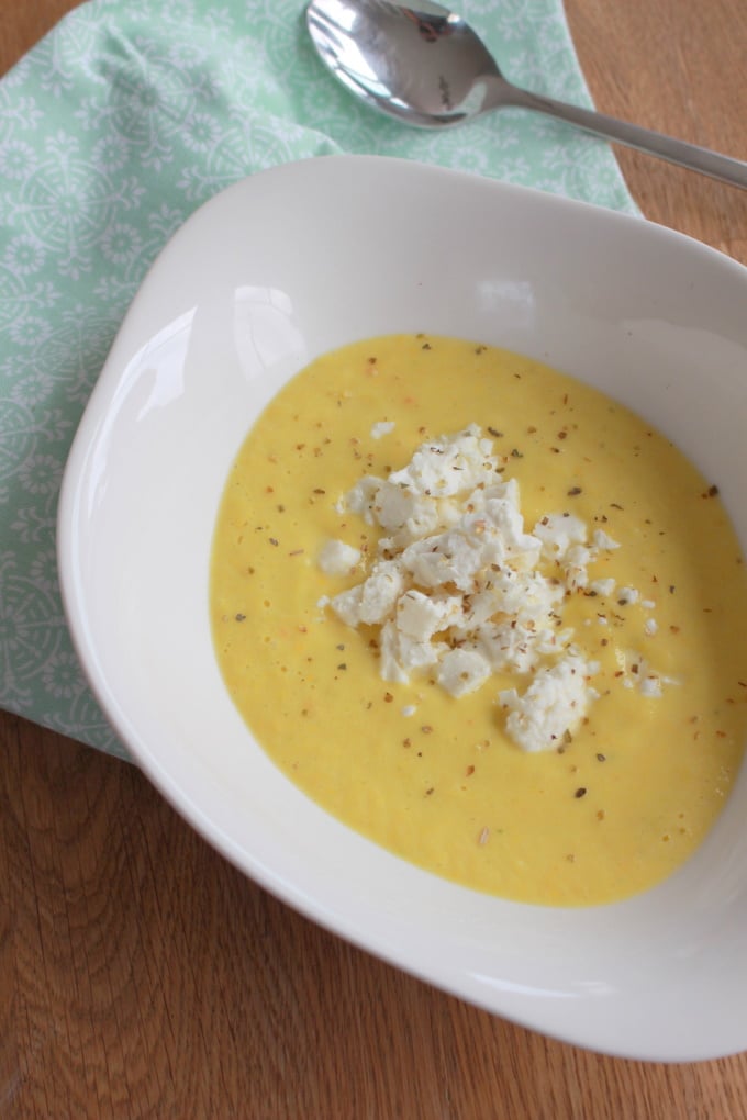 Gelbe Zucchinicremesuppe mit Feta für alle am gemeinsamen Tisch