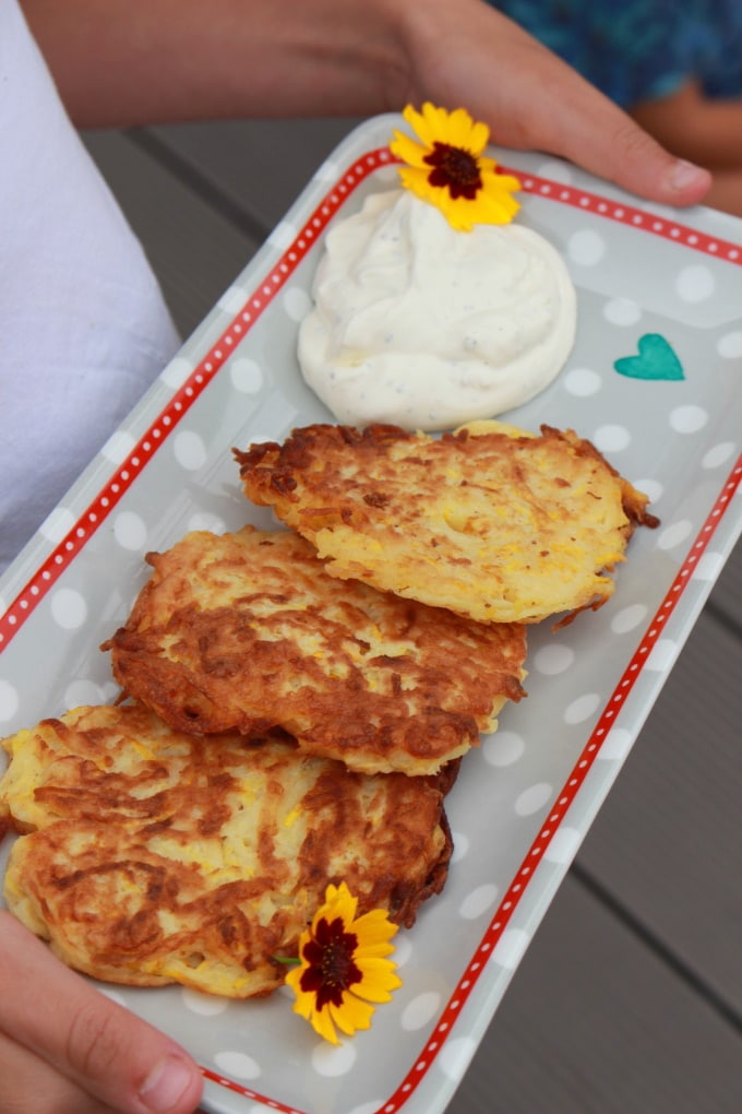 Leckere Gelbe Kartoffel-Zucchini-Puffer mit Dipp für die Familie