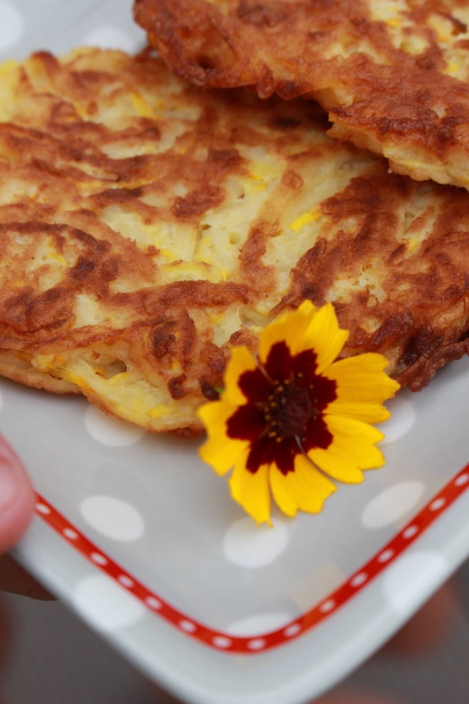 Leckere Gelbe Kartoffel-Zucchini-Puffer mit Dipp für die Familie