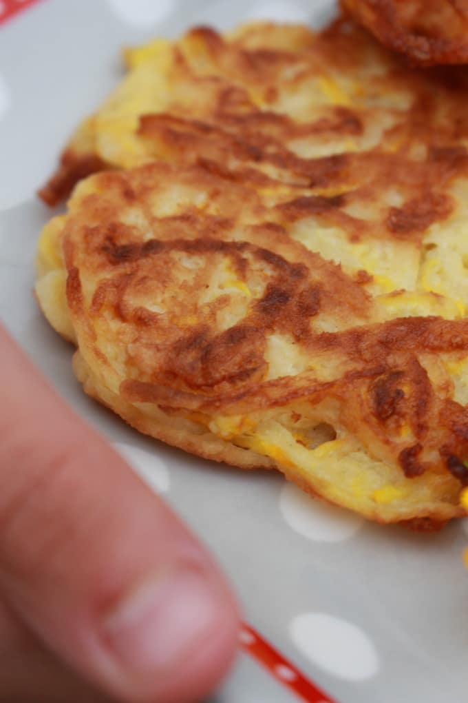 Leckere Gelbe Kartoffel-Zucchini-Puffer mit Dipp für die Familie