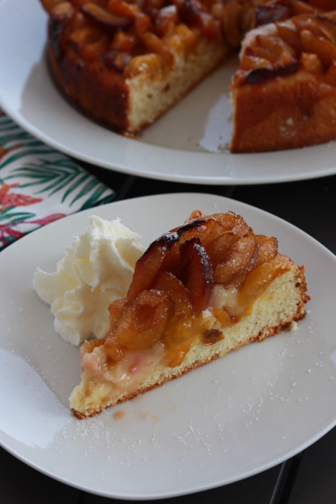 Leckerer Hefekuchen mit frischen Pflaumen aus dem Garten