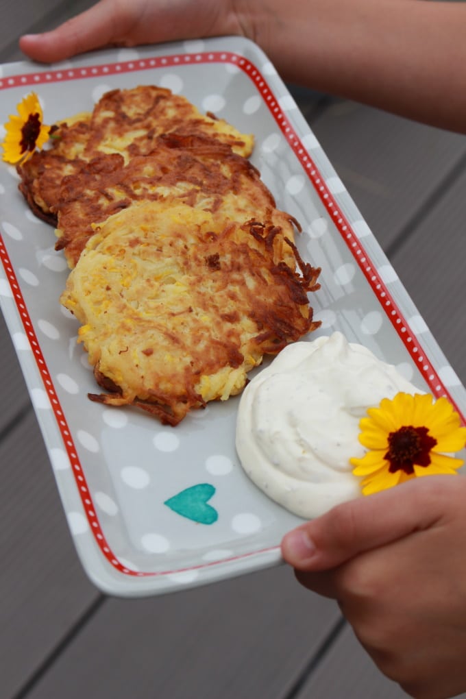 Leckere Gelbe Kartoffel-Zucchini-Puffer mit Dipp für die Familie