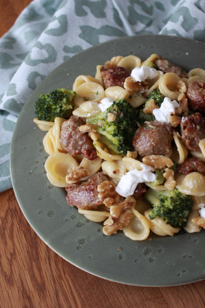 Orecchiette mit Bratwurst, Brokkoli, Walnüssen und Ziegenfrischkäse