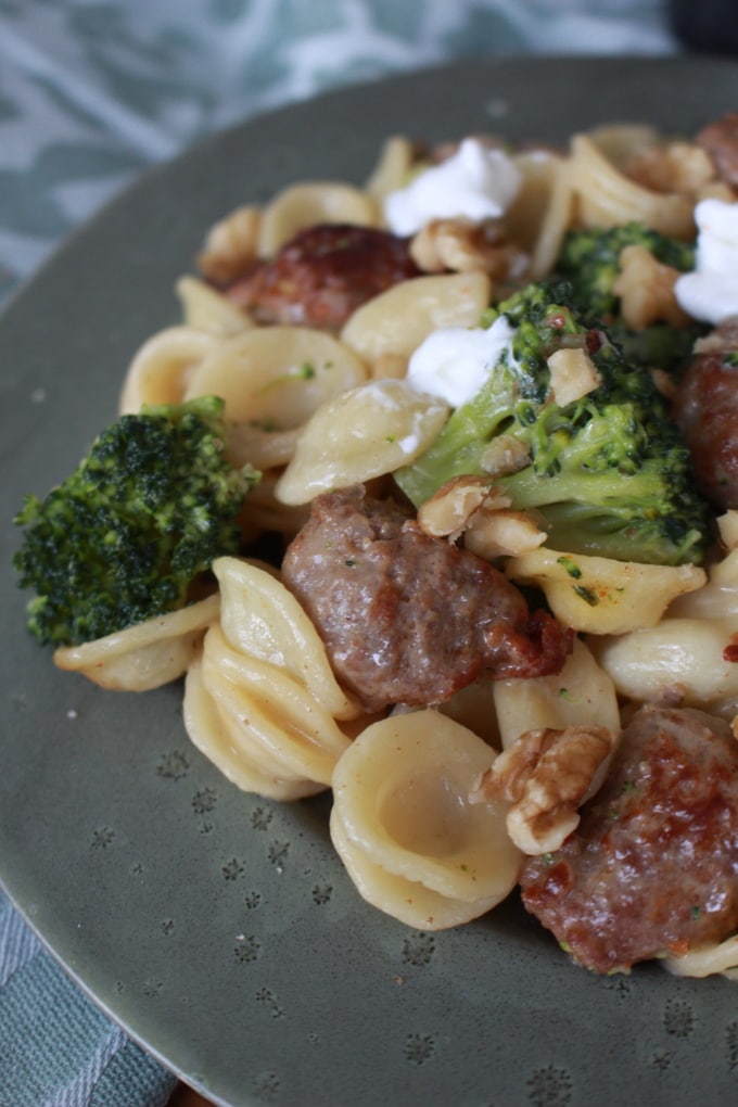 Orecchiette mit Bratwurst, Brokkoli, Walnüssen und Ziegenfrischkäse