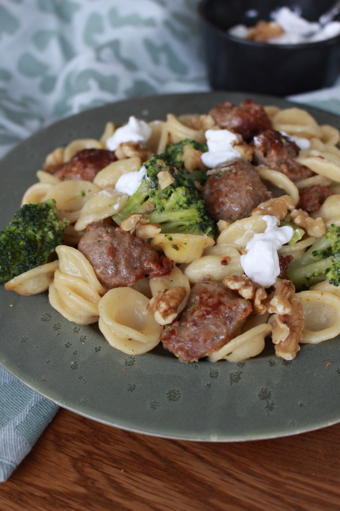 Orecchiette mit Bratwurst, Brokkoli, Walnüssen und Ziegenfrischkäse