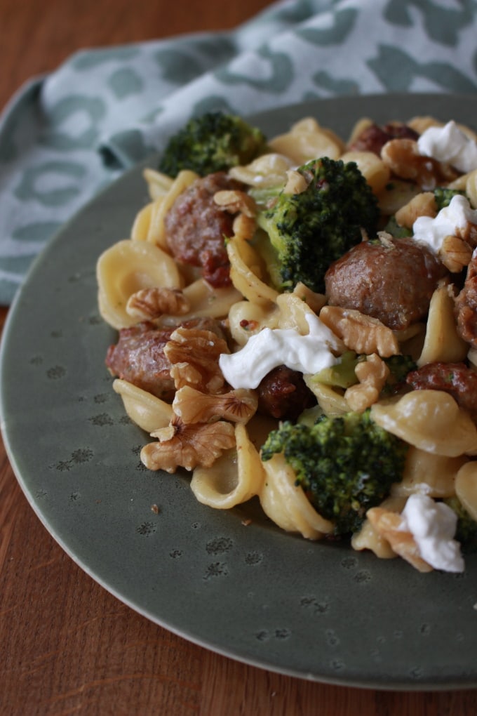 Orecchiette mit Bratwurst, Brokkoli, Walnüssen und Ziegenfrischkäse