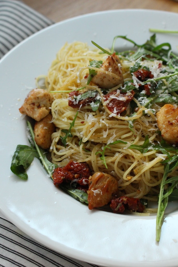 Pasta aglio e olio mit Hähnchen und getrockneten Tomaten