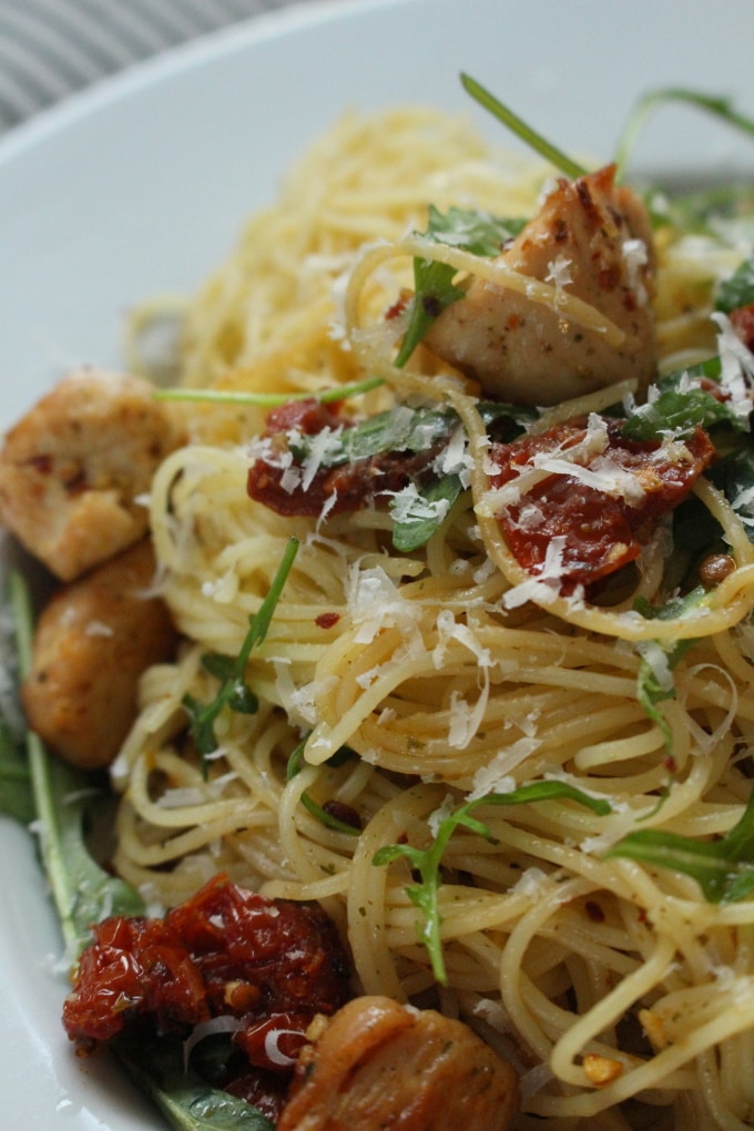 Pasta aglio e olio mit Hähnchen und getrockneten Tomaten