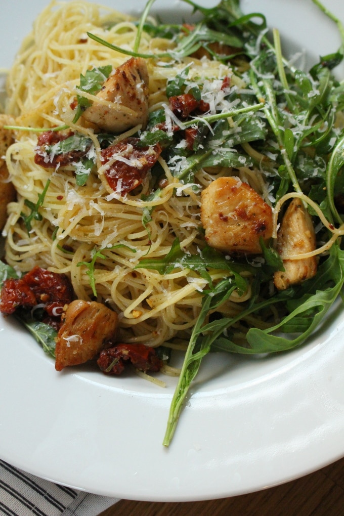 Pasta aglio e olio mit Hähnchen und getrockneten Tomaten