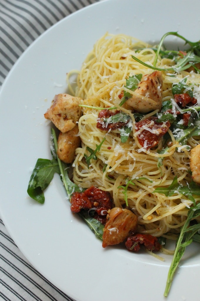 Pasta aglio e olio mit Hähnchen und getrockneten Tomaten