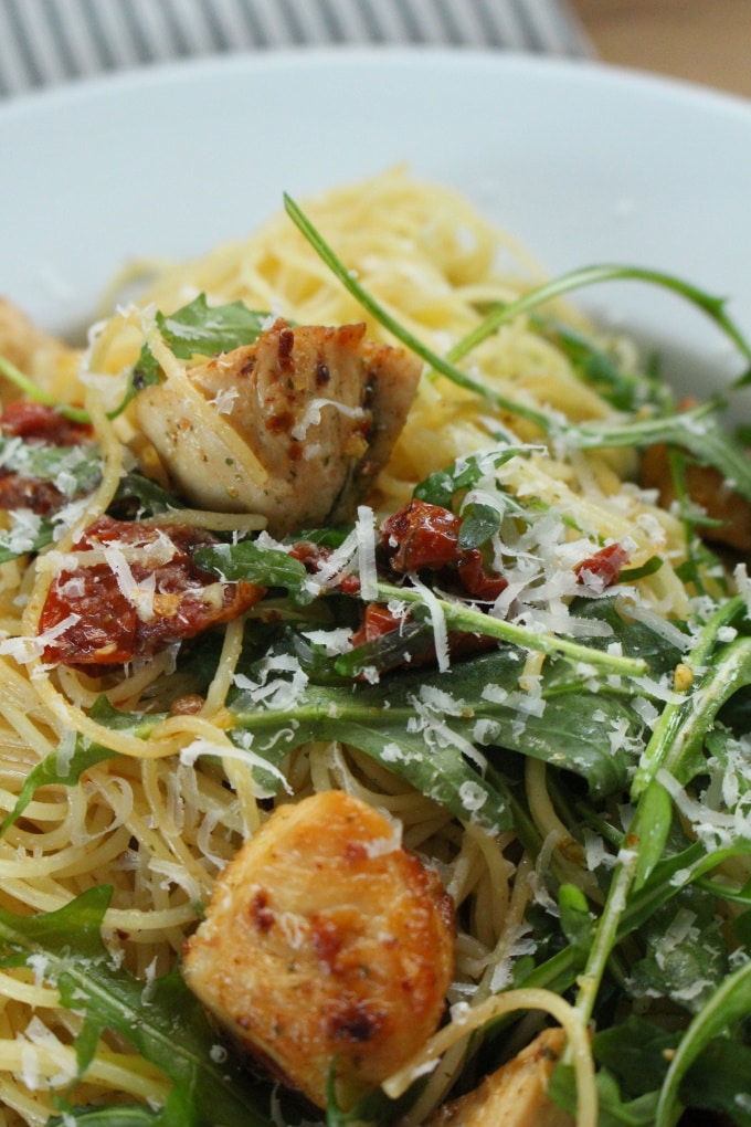 Pasta aglio e olio mit Hähnchen und getrockneten Tomaten