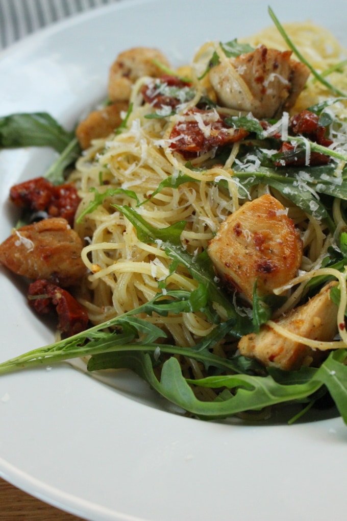 Pasta aglio e olio mit Hähnchen und getrockneten Tomaten