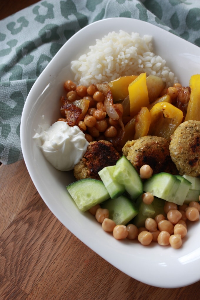 Falafel-Bowl (Orientalische Bowl mit Falafel und Creme fraîche)