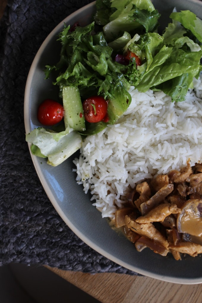 Leckeres Rahmgyros mit Reis und Salat für den Familientisch