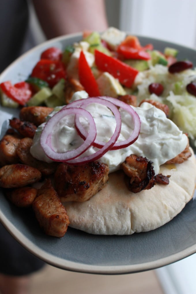 Leckere Gyros-Pita für den Familientisch zum Selberbelegen