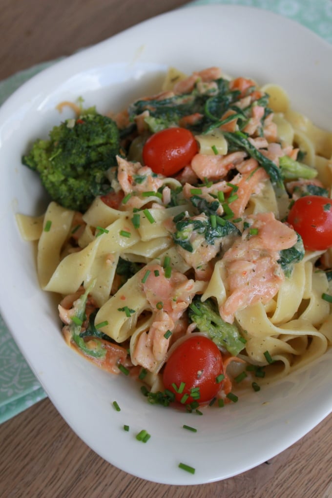 Tagliatelle mit Gemüse und Räucherlachs