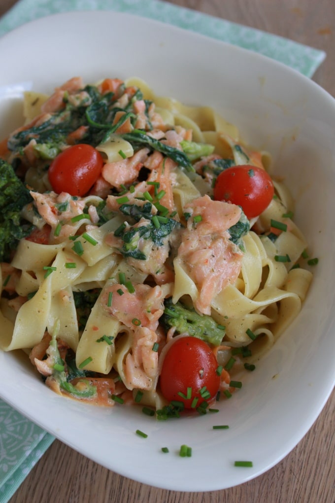 Cremige Tagliatelle mit buntem Gemüse und Räucherlachs