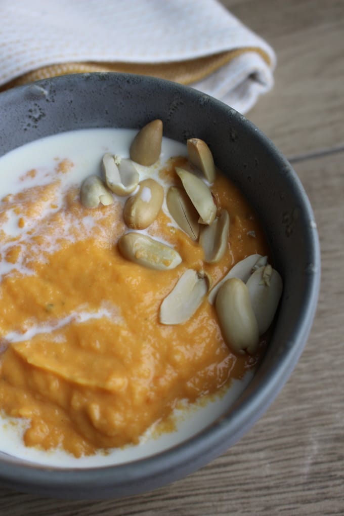 Karotten-Süßkartoffel-Suppe mit Kokosmilch und Erdnüssen