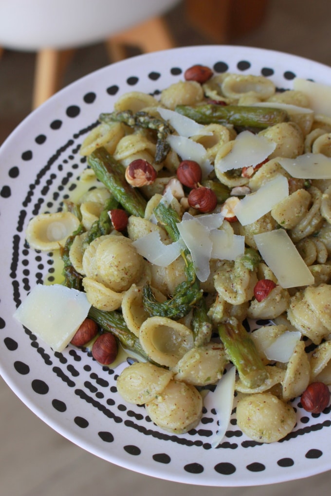 Orecchiette mit Haselnuss-Basilikum-Pesto und grünem Spargel