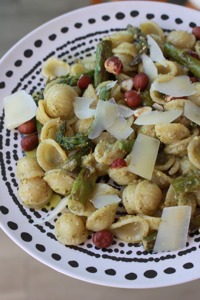 Orecchiette mit Haselnuss-Basilikum-Pesto und grünem Spargel