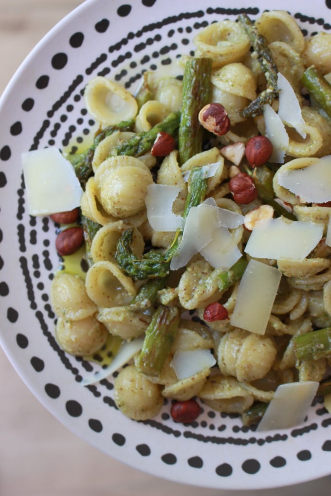 Orecchiette mit Haselnuss-Basilikum-Pesto und grünem Spargel