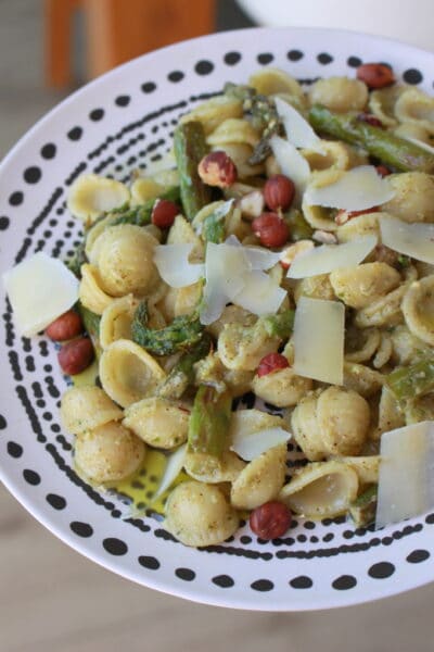 Orecchiette mit Haselnuss-Basilikum-Pesto und grünem Spargel