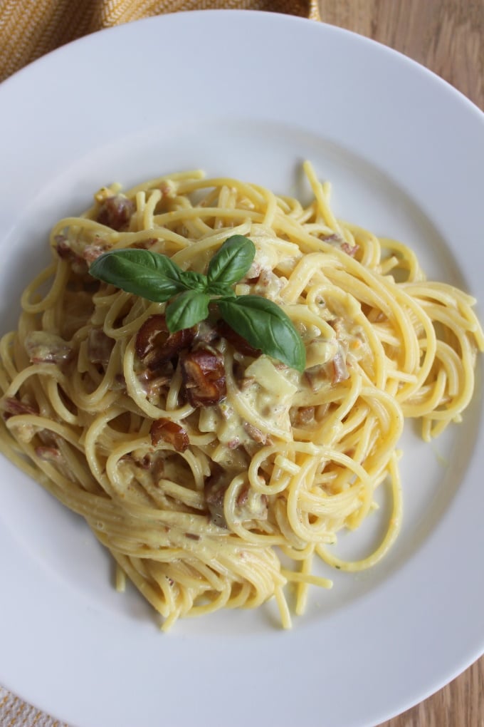 Pasta mit Dattel-Curry-Sauce