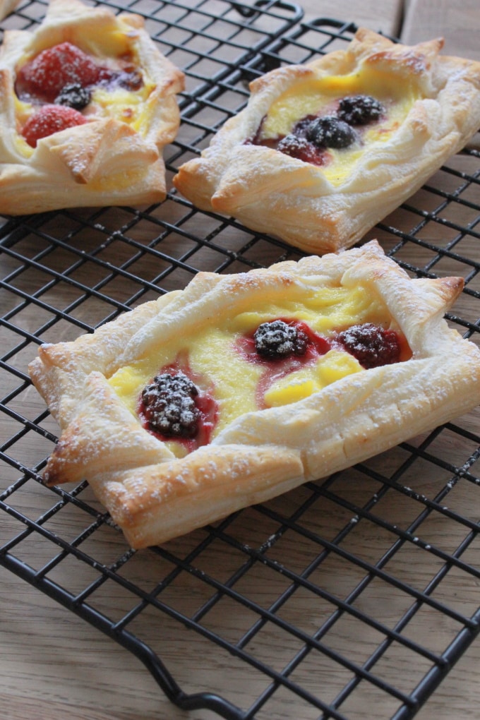 Blätterteig-Pudding-Teilchen mit Brombeeren - frisch aus dem Garten