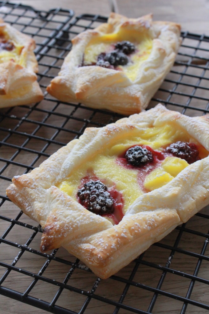 Blätterteig-Pudding-Teilchen mit Brombeeren - frisch aus dem Garten