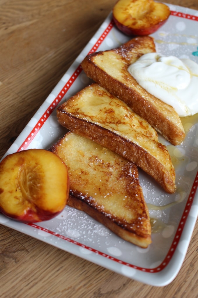 French Toast mit flambierter Nektarine und Joghurt mit Honig