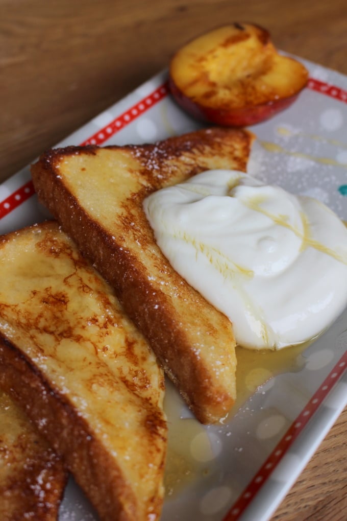 French Toast mit flambierter Nektarine und Joghurt mit Honig