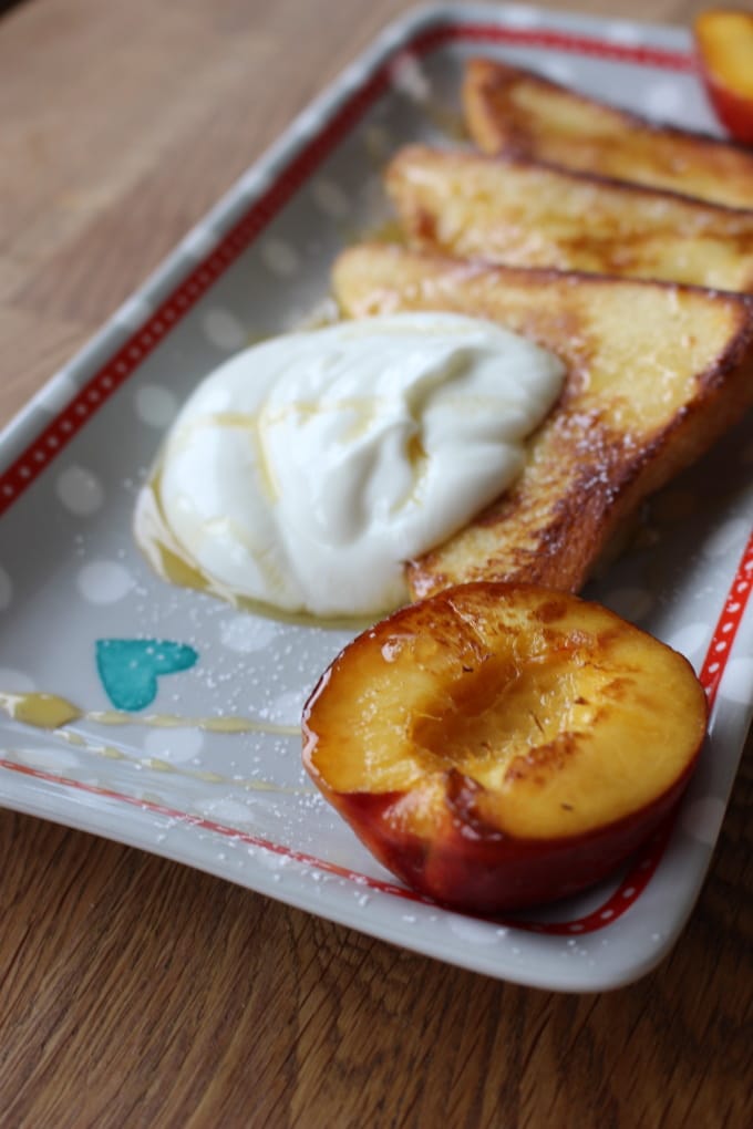 French Toast mit flambierter Nektarine und Joghurt mit Honig