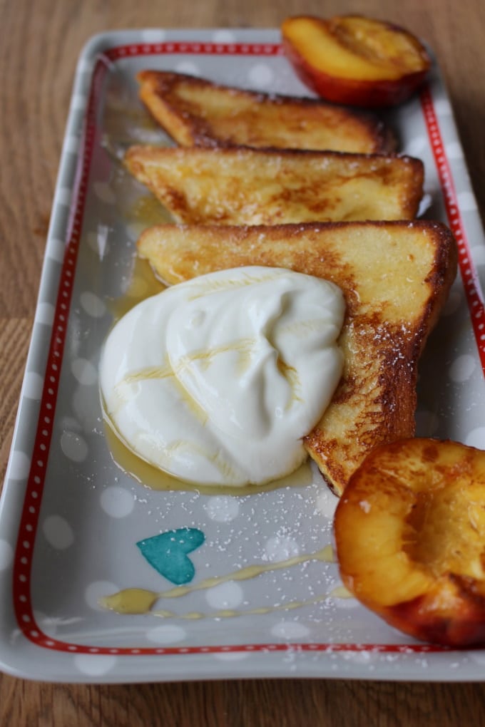 French Toast mit flambierter Nektarine und Joghurt mit Honig