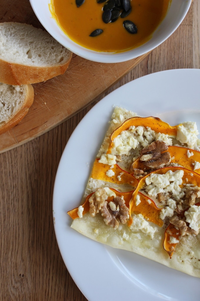 Kürbis-Flammkuchen mit Feta, Honig und Walnüssen